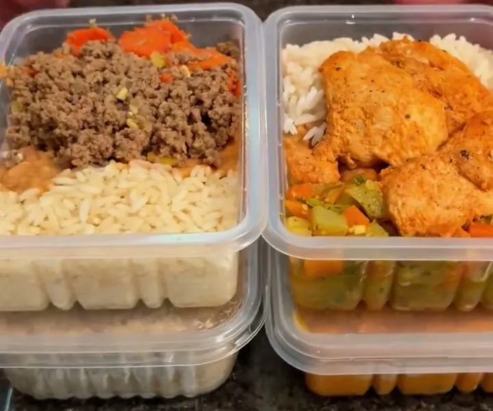 Marmitas com arroz, carne moída, frango e legumes preparadas pela Eduarda