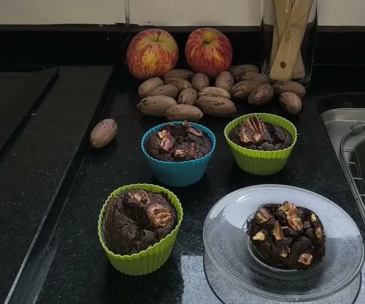 Bolinhos de maçã com cacau e nozes